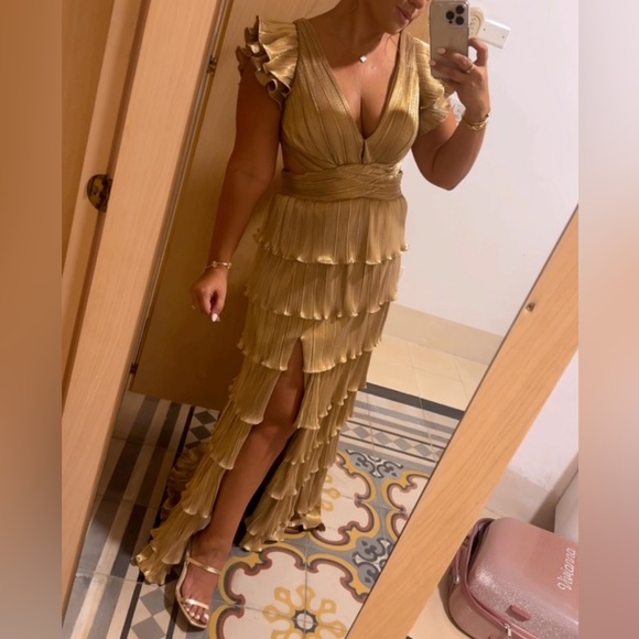 Mac Duggal Dress for sale! Size 8! Worn once, it’s in excellent condition! - Picture 3 of 4